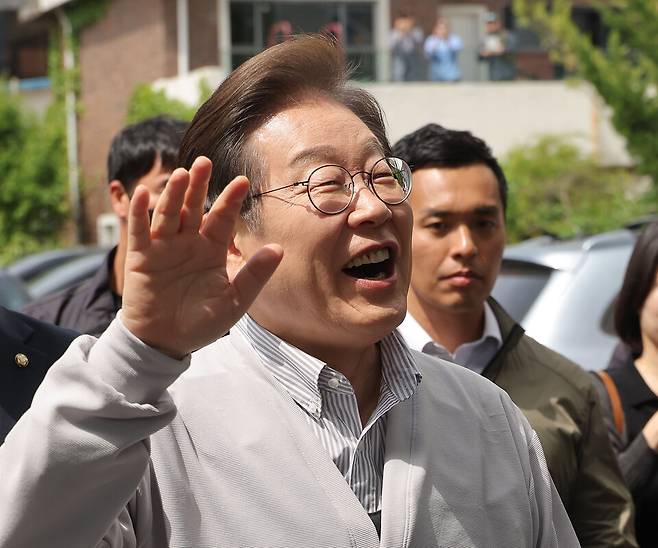 이재명 더불어민주당 대선 후보가 '골목골목 경청투어:국토종주편'에 나선 7일 전북 전주시 풍남문 앞 광장 인근에서 지지자 및 시민들에게 밝게 인사하고 있다. ⓒ 연합뉴스