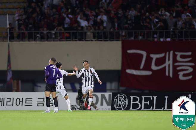 서울 문선민(가운데)이 6일 안양과 원정경기 후반 35분 동점골을 넣은 뒤 기뻐하고 있다. 사진제공｜한국프로축구연맹