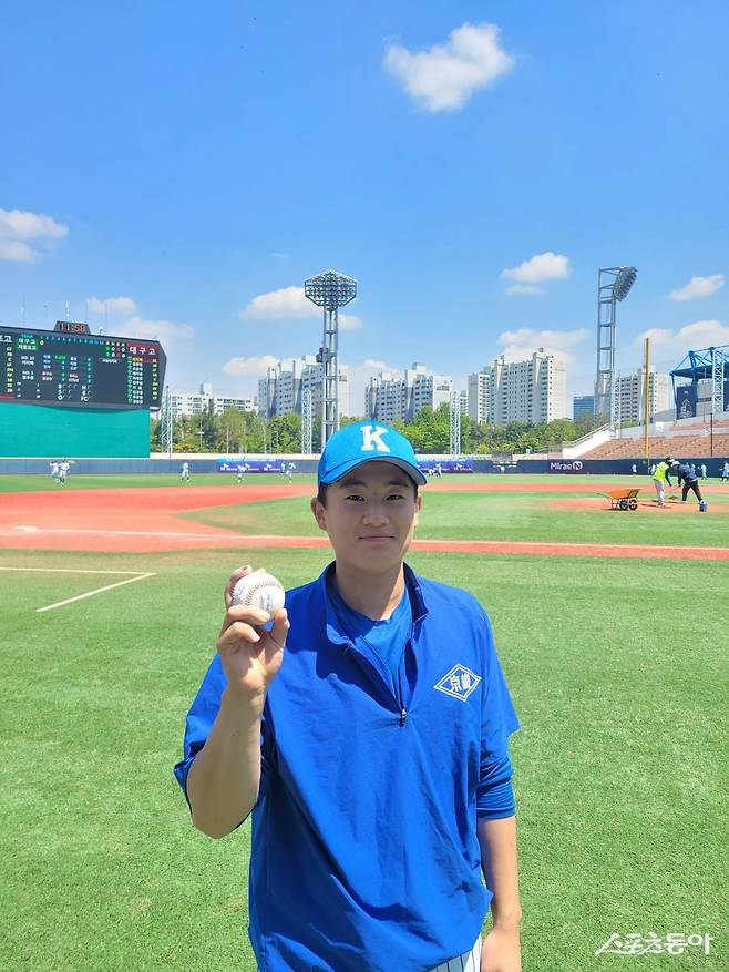 경기고 이건우가 7일 목동구장에서 열린 제79회 황금사자기 전국고교야구대회 겸 주말리그 왕중왕전(동아일보사·스포츠동아·대한야구소프트볼협회 공동주최) 동산고와 2회전을 마친 뒤 사진촬영을 하고 있다. 이건우는 이번 대회 향후 목표를 묻는 질문에 “105구 완투승을 해보고 싶다”며 당찬 대답을 내놓았다. 목동｜장은상 기자 award@donga.com