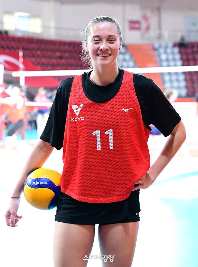 레베카 라셈이 6일(현지 시간) 튀르키예 이스탄불의 바흐첼리예블레르 셰힛 무스타파 오젤 스포르 콤플렉시 체육관에서 열린 2025년 KOVO 외국인 선수 트라이아웃에 참가해 인터뷰한 뒤 포즈를 취하고 있다. KOVO 제공