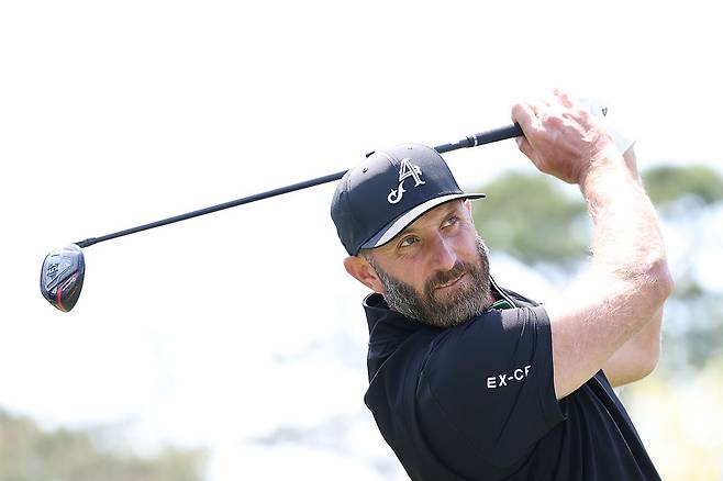 더스틴 존슨이 다음주 메이저대회 PGA챔피언십에 특별초청선수로 참가할 수 있게 됐다. 지난 2일 LIV골프 코리아에서 드라이버샷을 날리는 존슨. ｜게티이미지