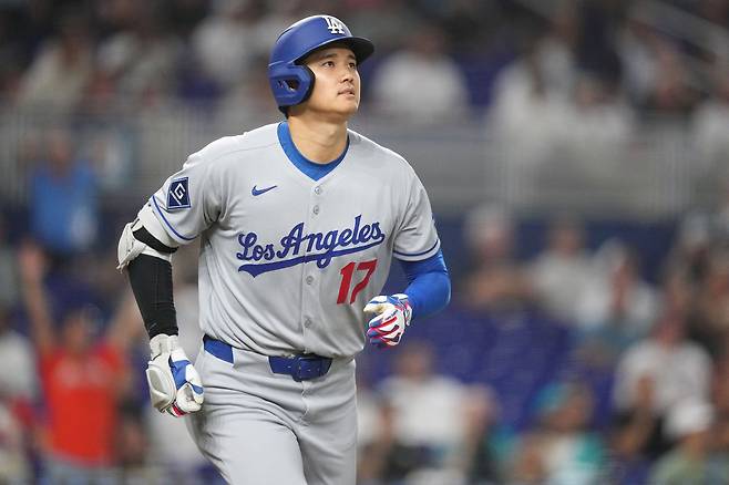 LA 다저스 오타니 쇼헤이가 7일 마이애미전에서 6회초 홈런을 날린 뒤 타구를 바라보고 있다. Imagn Images연합뉴스