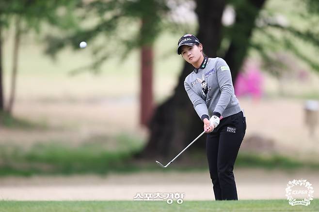 박현경이 처음으로 일본투어 도전에 나선다. 지난주 KLPGA챔피언십에서 칩샷을 하고 있는 박현경. ｜KLPGA 제공
