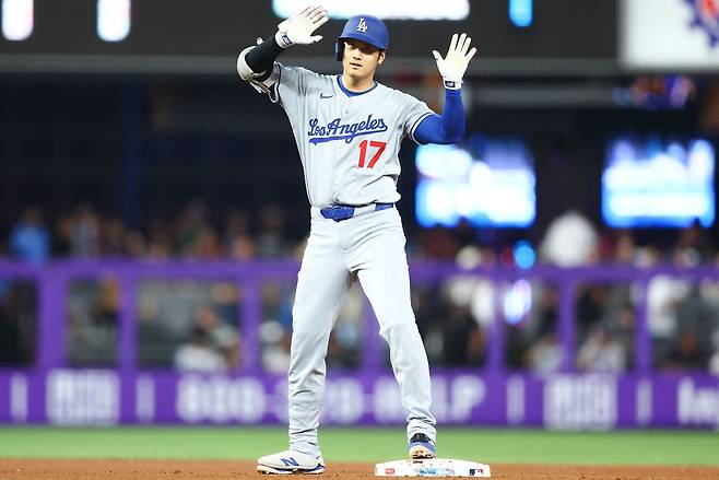 LA 다저스 오타니가 7일 마이애미전에서 2루타를 날린 뒤 세리머니하고 있다. AFP연합뉴스