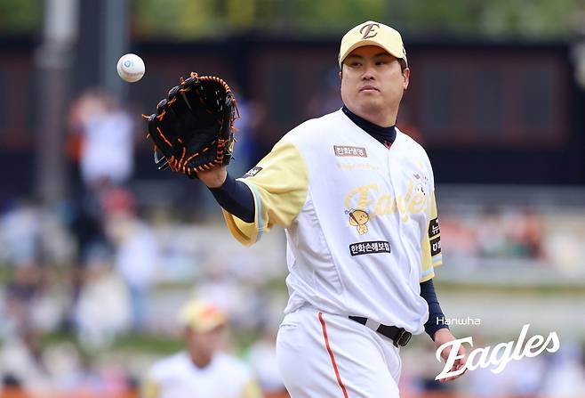 류현진이 지난 6일 대전 삼성전에 선발 등판해 공을 받고 있다. 한화 이글스 제공