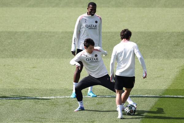 ▲ 루이스 엔리케 파리 생제르맹 감독은 접전 상황에서 선수 교체를 보수적으로 한다. 애스턴 빌라와의 8강 1, 2차전에 기회를 얻지 못했던 이강인에게 기회를 줄 것인지는 물음표다. ⓒ연합뉴스/REUTERS/AFP