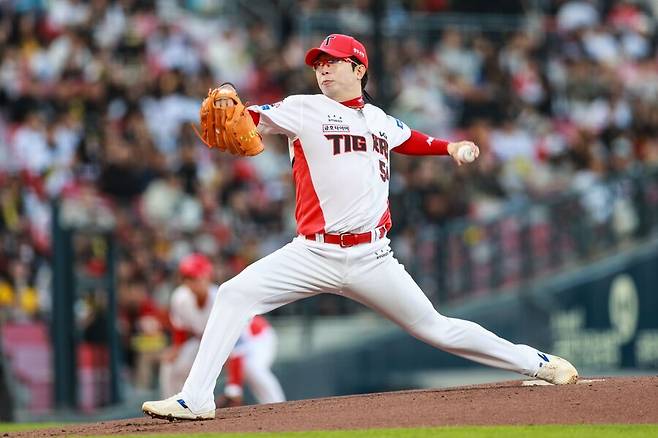 ▲ 등판 준비를 하며 많은 공을 던지는 방식으로 밸런스를 다잡은 양현종 ⓒKIA타이거즈