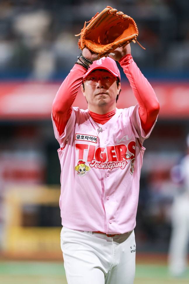 양현종이 투구를 마치고 관중들을 향해 감사 인사를 전하고 있다. /사진=KIA 타이거즈 제공