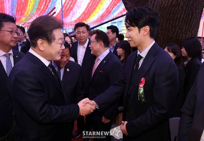 [서울=뉴시스] 최진석 기자 = 이재명 더불어민주당 대선 후보가 5일 서울 종로구 조계사에서 열린 부처님오신날 봉축법요식에서 방송인 이승기와 악수하고 있다. (대통령실통신사진기자단) 2025.05.05. myjs@newsis.com /사진=최진석