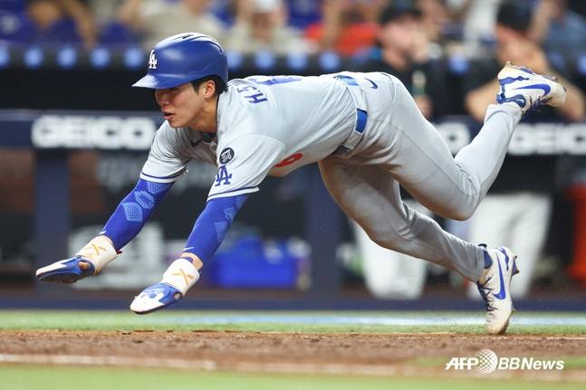 LA 다저스 김혜성이 7일(한국시간) 마이애미전에서 7회초 홈으로 파고들고 있다. /AFPBBNews=뉴스1