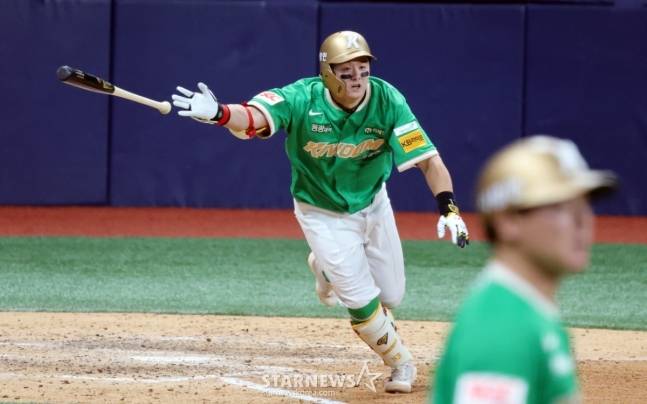 최주환이 역전타를 때려낸 순간. /사진=강영조 선임기자