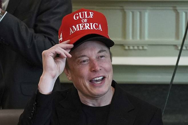 일론 머스크가 지난 4월 30일 국무회의에서 고별 인사를 전하고 있다. 머스크는 트럼프 2기에서 100일 동안 정부효율부 수장을 지냈다. [사진 | 뉴시스]