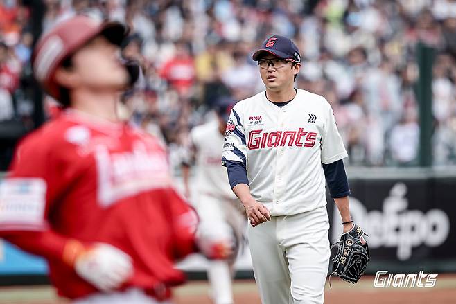 ​​롯데 투수 박세웅은 6일 사직구장에서 열린 '2025 신한 SOL Bank KBO 리그' SSG와 주중 3연전 두 번째 경기에서 선발 등판했다. 7이닝 무실점 완벽투로 시즌 7승(1패)을 챙겨 다승 단독 선두로 올라섰다. 롯데 자이언츠