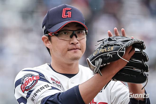 ​​롯데 투수 박세웅은 6일 사직구장에서 열린 '2025 신한 SOL Bank KBO 리그' SSG와 주중 3연전 두 번째 경기에서 선발 등판했다. 7이닝 무실점 완벽투로 시즌 7승(1패)을 챙겨 다승 단독 선두로 올라섰다. 롯데 자이언츠