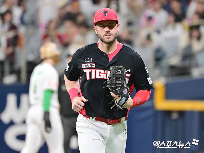 6일 오후 서울 구로구 고척스카이돔에서 열린 '2025 신한 SOL Bank KBO리그' KIA 타이거즈와 키움 히어로즈의 경기, 7회말 1사 1루 KIA 위즈덤이 키움 송성문의 타구를 라인드라이브로 처리한 후 임병욱을 포스아웃 시키고 있다. 고척, 김한준 기자