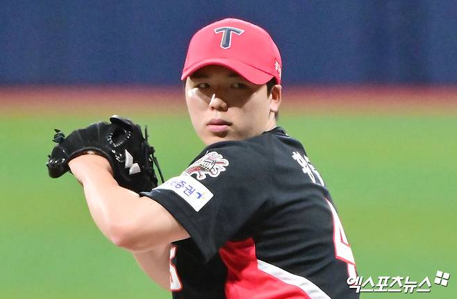 KIA 타이거즈 우완 황동하가 7일 서울 고척스카이돔에서 열린 2025 신한 SOL Bank KBO리그 키움 히어로즈와의 팀 간 6차전에 선발등판, 5이닝 1실점 호투에도 승리투수가 되지 못했다. 사진 김한준 기자