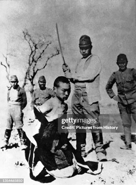 난징대학살: 중국인 참수하는 일본군 [Pictures From History / Universal Images Group via Getty Images]