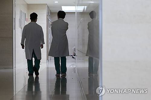 병원의 의사들  (서울=연합뉴스) 신현우 기자 = 23일 서울 시내 한 대학병원에서 의료진이 이동하고 있다. 2024.7.23 nowwego@yna.co.kr