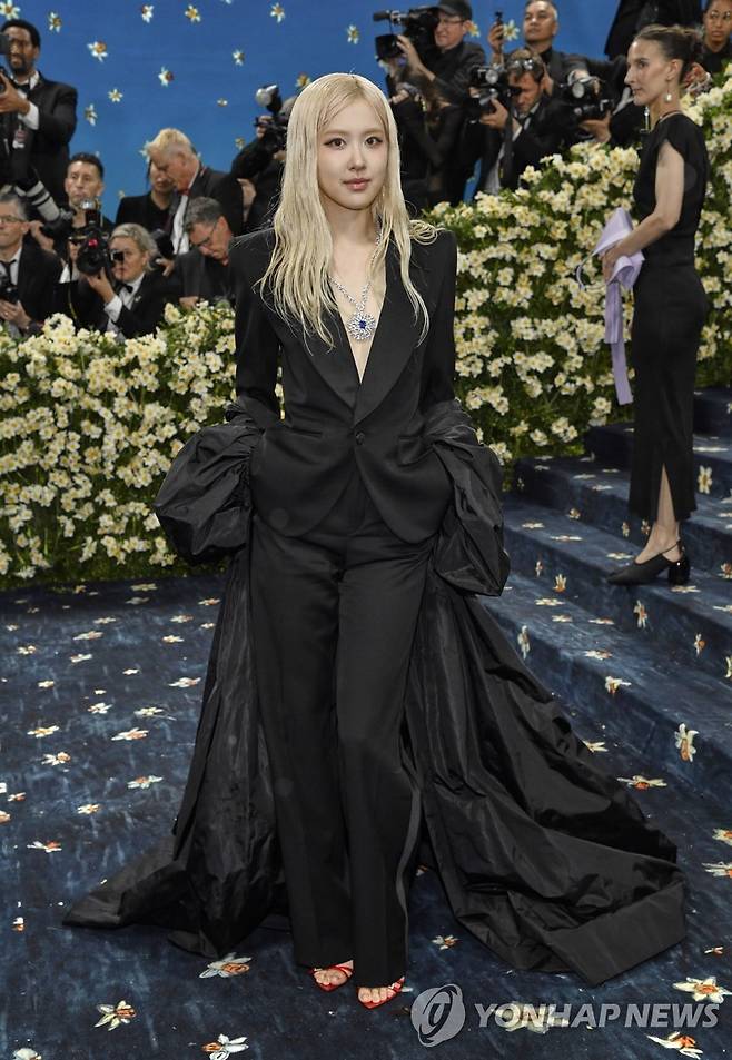 5일 뉴욕 메트 갈라 참석한 로제 [뉴욕 AP=연합뉴스. 재판매 및 DB 금지]