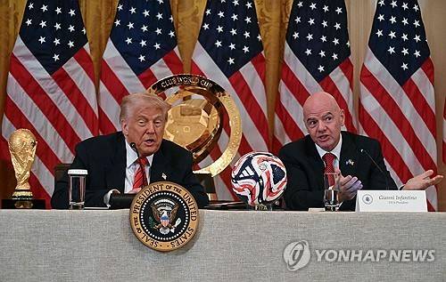 도널드 트럼프 미국 대통령(왼쪽)과 잔니 인판티노 FIFA 회장 [워싱턴 AFP=연합뉴스. 재판매 및 DB 금지]