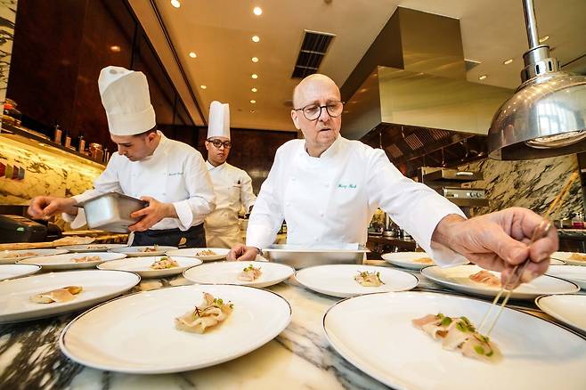 요리 준비하는 세계적인 미식 거장 하인즈 벡 셰프 [사진/ 백승렬 기자]