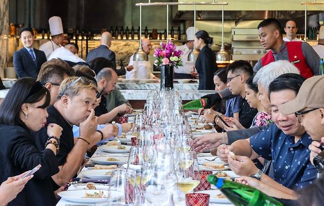 하인즈 벡 셰프 요리 시식하는 필리핀과 일본 취재진 [사진/ 백승렬 기자]