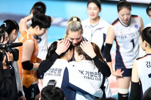 고별전을 마친 후 기업은행 선수들과 포옹하는 라셈(중앙) [한국배구연맹 제공. 재판매 및 DB 금지]