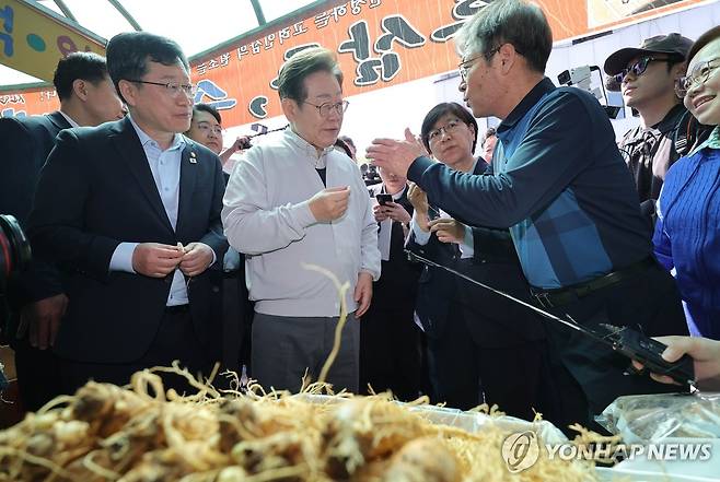 상인과 대화하는 민주당 이재명 후보 (진안=연합뉴스) 류영석 기자 = 더불어민주당 이재명 대선 후보가 '골목골목 경청투어:국토종주편'에 나선 7일 전북 진안군 새참거리 인삼 가게에서 상인과 대화하고 있다. 2025.5.7
    ondol@yna.co.k