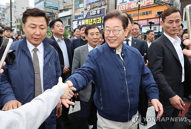 파기환송 판결 이후 '경청 투어' 시작한 이재명 후보 (포천=연합뉴스) 김주성 기자 = 대법원이 더불어민주당 이재명 대선 후보의 공직선거법 위반 사건에 대해 유죄 취지로 파기환송 판결을 한 1일 이 후보가 전국 각지에서 민심을 듣는 '골목골목 경청투어'을 시작하며 경기도 포천에서 시민들과 만나고 있다. 2025.5.1 utzza@yna.co.kr