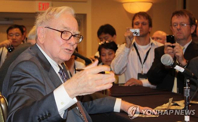 버핏 "한국경제 잘해나갈 것" (오마하<美네브래스카주>=연합뉴스) 김지훈 특파원 = 워런 버핏 버크셔 해서웨이 회장(왼쪽)이 3일(현지시간) 미국 네브래스카주 오마하시 메리어트호텔에서 기자회견을 갖고 미국 등의 경제상황 진단과 투자비전 등을 밝히고 있다. 버핏 회장은 특히 "한국경제가 몇 년간 잘 해나갈 것"이라면서 한국 업체의 주식을 추가 매입할 방침임을 시사하기도 했다. 2009.5.4 hoonkim@yna.co.kr