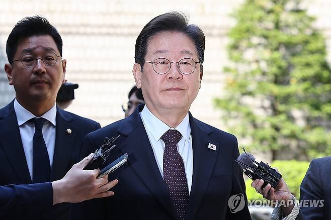 이재명 후보 (서울=연합뉴스) 서대연 기자 = 더불어민주당 이재명 대선 후보가 29일 서울 서초구 서울중앙지방법원에서 열린 '대장동 배임ㆍ성남FC 뇌물' 1심 속행 공판에 출석하고 있다. 2025.4.29 dwise@yna.co.kr