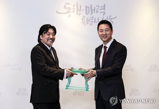 서울시 홍보대사에 에드워드 리 셰프 (서울=연합뉴스) 임화영 기자 = 오세훈 서울시장이 7일 서울 중구 서울시청 집무실에서 열린 서울시 홍보대사 위촉식에서 홍보대사로 선정된 에드워드 리 셰프에게 '서울색 소반'을 전달하고 있다. 2025.5.7 [공동취재] hwayoung7@yna.co.kr