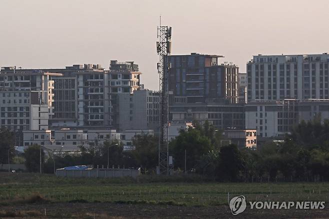 '사기조직 기승' 미얀마 접경 도시 사기 조직의 대규모 작업장들이 들어선 것으로 알려진 미얀마 동부의 태국 접경 지역인 슈웨콕코의 시가지 모습. 2025.05.07
[AFP 연합뉴스 자료사진. 재판매 및 DB 금지]