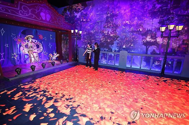 '픽사 애니의 세계로' (서울=연합뉴스) 이재희 기자 = 7일 서울 성동구 성수문화예술마당에서 열린 '문도 픽사: 픽사, 상상의 세계로' 전시 언론 공개 행사에서 관계자들이 애니메이션 '코코' 전시물을 체험하고 있다. 2025.5.7 scape@yna.co.kr