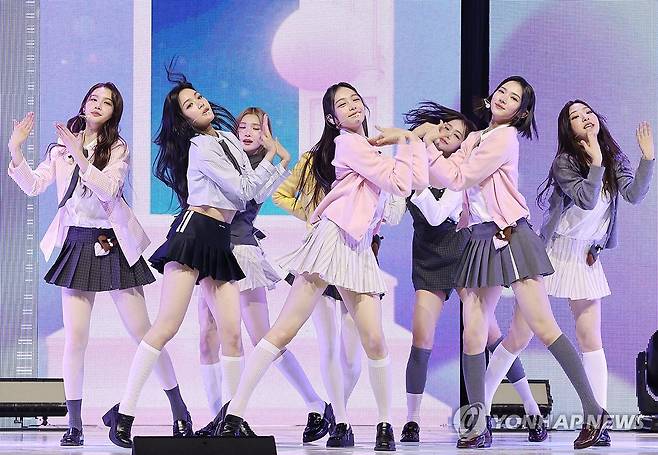 하츠투하츠 첫 번째 싱글 발표 (서울=연합뉴스) 이재희 기자 = 걸그룹 하츠투하츠(Hearts2Hearts)가 24일 서울 광진구 예스24라이브홀에서 열린 첫 번째 싱글 언론 공개회에서 타이틀 곡 '더 체이스'를 선보이고 있다. 2025.2.24 scape@yna.co.kr