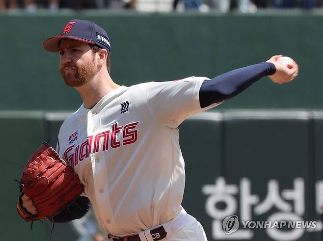 투구하는 롯데 선발 반즈 (부산=연합뉴스) 강선배 기자 = 4일 부산 사직야구장에서 열린 프로야구 2025 신한 SOL 뱅크 KBO리그 NC 다이노스와 롯데 자이언츠의 경기. 1회 초 NC 공격 롯데 선발투수 반즈가 투구하고 있다. 2025.5.4 sbkang@yna.co.kr