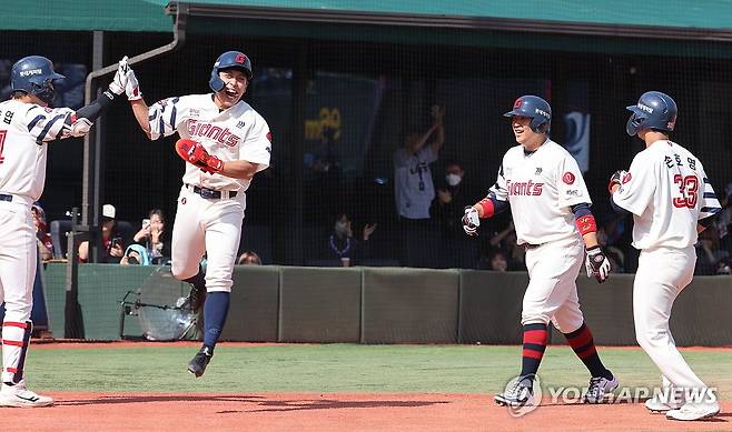 역전의 기쁨 (부산=연합뉴스) 강선배 기자 = 4일 부산 사직야구장에서 열린 2024 프로야구 NC 다이노스와 롯데 자이언츠의 경기.
4회 말 2사 만루 상황에서 롯데 레이예스의 역전 3타점 좌중간 2루타 때 유강남, 송호영, 황성빈이 홈에서 세리머니 하고 있다. 2025.5.4 sbkang@yna.co.kr