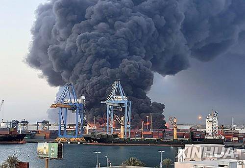 6일(현지시간) 수단 반군 드론 공격에 연기 피어오르는 동부 포트수단 항구 [신화 연합뉴스 자료사진. 재판매 및 DB 금지]