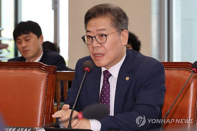 답변하는 김용빈 중앙선관위 사무총장 (서울=연합뉴스) 김주성 기자 = 김용빈 중앙선거관리위원회 사무총장이 7일 국회 행정안전위원회 전체회의에서 공직선거법 개정안 관련 질의에 답하고 있다. 2025.5.7 utzza@yna.co.kr