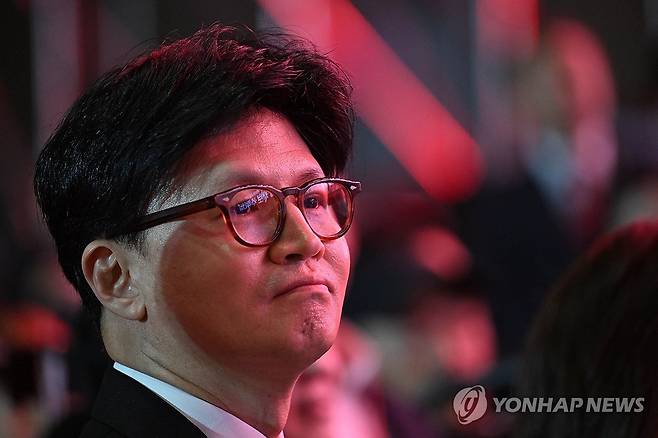 수락연설 지켜보는 한동훈 전 대표 국민의힘 한동훈 전 대표가 5월 3일 경기 고양시 킨텍스에서 열린 국민의힘 전당대회에서 국민의힘 대선 후보로 선출된 김문수 후보의 수락 연설을 지켜보고 있다. [연합뉴스 자료사진]