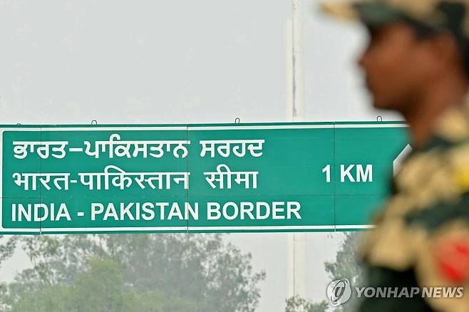 인도·파키스탄 무력충돌 (와가[인도] AFP=연합뉴스) 7일 인도 파키스탄 와가 국경 초소 인근에서 인도 국경 경비대 병사가 경계를 서고 있다. 2025.5.7. photo@yna.co.kr