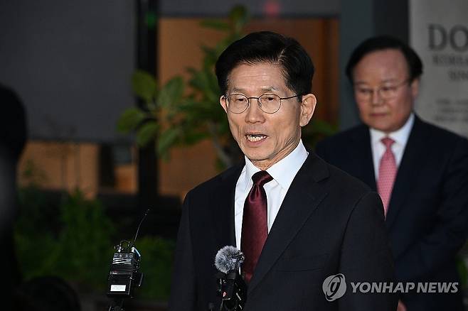 '단일화 담판' 결렬 뒤 브리핑하는 김문수 후보 (서울=연합뉴스) 황광모 기자 = 국민의힘 김문수 대선 후보가 7일 서울 종로구의 한 식당에서 무소속 한덕수 대선 예비후보와 후보 단일화 관련 회동을 마친 뒤 브리핑을 하고 있다. 
    국민의힘 김 후보와 무소속 한 예비후보는 후보 단일화 논의를 이날 위해 만났지만, 합의된 사항 없이 끝났다. 2025.5.7 [공동취재] hkmpooh@yna.co.kr