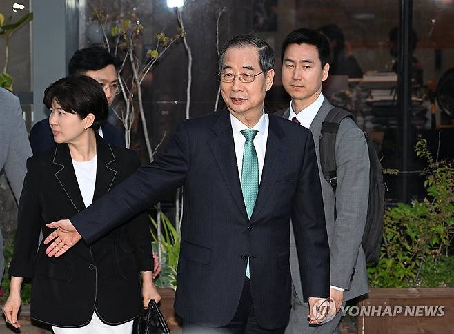 회담장 떠나는 한덕수 (서울=연합뉴스) 황광모 기자 = 무소속 한덕수 대선 예비후보가 7일 서울 종로구의 한 식당에서 국민의힘 김문수 대선 후보와 후보 단일화 관련 회동을 마친 뒤 떠나고 있다. 
    국민의힘 김 후보와 무소속 한 예비후보는 후보 단일화 논의를 이날 위해 만났지만, 합의된 사항 없이 끝났다. 2025.5.7 [공동취재] hkmpooh@yna.co.kr