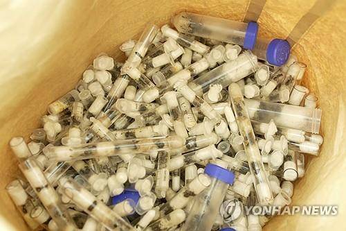 케냐서 밀반출하려다 적발된 개미 담은 시험관 [AP 연합뉴스 자료사진. 재판매 및 DB 금지]