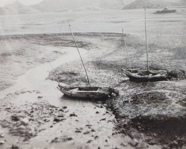 갯벌의 배들. 선두포 앞바다 물이 빠지면서 드러난 갯골에 배 2척이 갯벌 위에 얹혀 있다. / ‘오스굿의 강화도 연구, 1947년’ 88쪽.