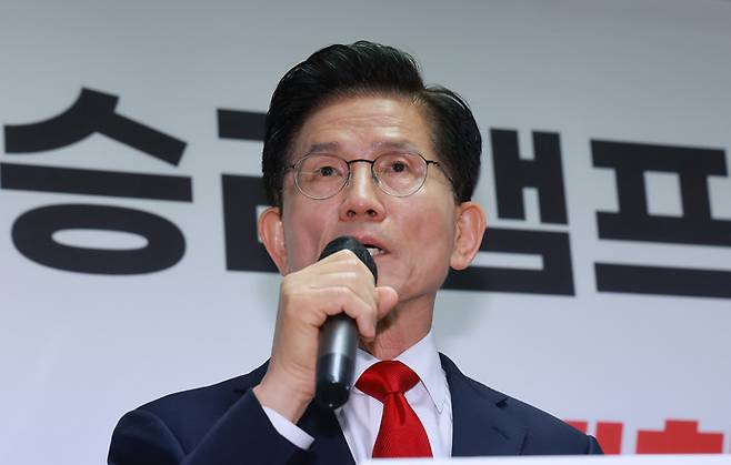 국민의힘 김문수 대선 후보가 8일 서울 여의도 대하빌딩에 마련한 선거 캠프 사무실에서 긴급 기자회견을 열고 후보 단일화에 관한 입장을 밝히고 있다. 사진=연합뉴스