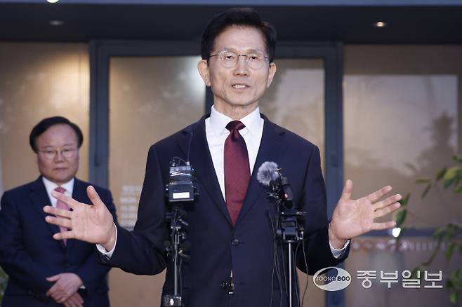 김문수 국민의힘 대선후보가 7일 오후 서울시 종로구의 한 식당에서 한덕수 무소속 대선 예비후보와의 단일화 관련 회동을 마친 후 입장을 밝히고 있다. 임채운기자