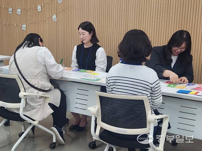 수원교육지원청이 지난 7일 수원시 영통구 영흥수목원에서 개최한 '숲과 쉼이 있는 행복 발견 여행' 연수에 지역 교원들이 참여해 활동하고 있다. 신연경기자