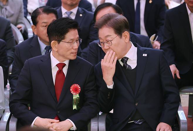 더불어민주당 이재명 대선 후보(오른쪽)와 국민의힘 김문수 대선 후보가 5일 서울 종로구 조계사에서 열린 불기 2569년 부처님오신날 봉축법요식에 참석해 대화하고 있다. 연합뉴스