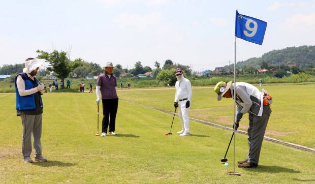 전남의 한 파크골프장에서 이용객들이 파크골프를 즐기고 있다.  <광주일보 자료사진>